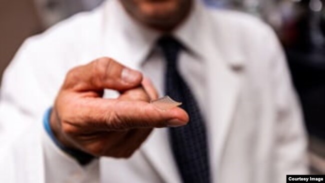 Pesquisadores da Escola de Medicina da Universidade de Pittsburgh desenvolveram uma "Microneedle Array Vaccine", que é aplicada na pele por meio de um patch de agulhas microscópicas do tamanho da ponta de um dedo.  (Foto: University of Pittsburgh Medical Center)