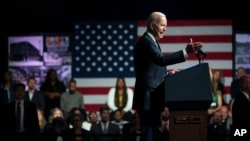 조 바이든 대통령이 미국 역사상 최악의 인종 폭력 사건으로 불리는 ‘털사 인종 대학살’ 100주기를 맞아 1일 오클라호마주 털사를 방문했다.