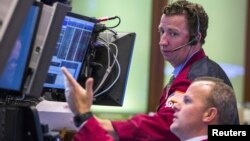 Traders work on the floor of the New York Stock Exchange, Aug. 25, 2015.