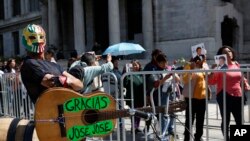 Miles de mexicanos daban el último adiós al cantante José José, a medida sus restos recorrían las principales arterias de Ciudad de México en un cortejo fúnebre. Oct. 9 de 2019. AP/Ginnette Riquelme.