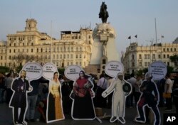 Figuras de héroes peruanos levantan carteles durante una marcha anticorrupción contra el partido de Keiko Fujimori y contra el presidente Pedro Pablo Kuczynski. Dic. 20, 2017.