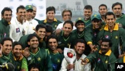 پاکستانی کھلاڑیوں کا ٹرفی کے ساتھ گروپ فوٹو