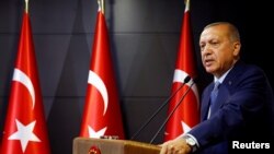 Le président turc Tayyip Erdogan s'exprime lors d'une conférence de presse à Istanbul, en Turquie, le 24 juin 2018.