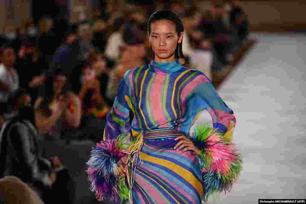 Paris Fashion Week - Colec&#231;&#227;o da designer russa Yulia Yanina - Primavera-Ver&#227;o 2022. Fran&#231;a, 27 Janeiro, 2022