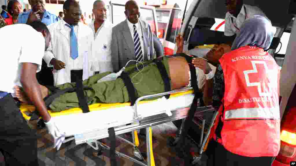 Le personnel médical prend soin d&rsquo;une personne blessée lors de l&#39;attaque de &#39;université de Garissa, Kenya, 2 avril 2015.&nbsp;