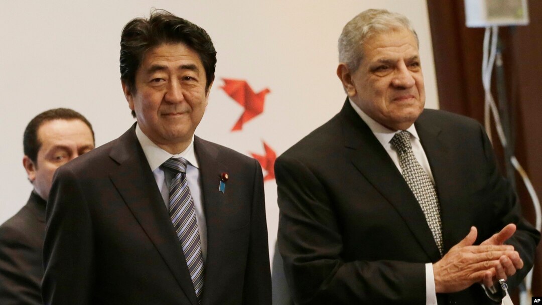 Yaponiya Bosh vaziri Shinzo Abe Qohirada Misr Bosh vaziri Ibrohim Mahlab bilan, 17-yanvar, 2014