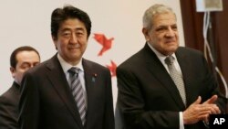 Yaponiya Bosh vaziri Shinzo Abe Qohirada Misr Bosh vaziri Ibrohim Mahlab bilan, 17-yanvar, 2014