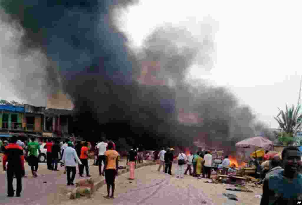 Hayaki ya turnuke samaniya, bayan fashewar tagwayen boma-bomai a tashar motar Bus da aka fi sani da &ldquo;taminos&rdquo; a birnin Jos, dake Jihar Filato a Najeriya, Talata Mayu 20, 2014.