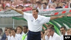 L'entraîneur anglais Glenn Hoddle crie des ordres lors du match du Groupe G de la Coupe du monde de football 1998 opposant l'Angleterre et la Colombie au stade Felix Bollaert de Lens, dans le nord de la France, 26 juin 1998. 