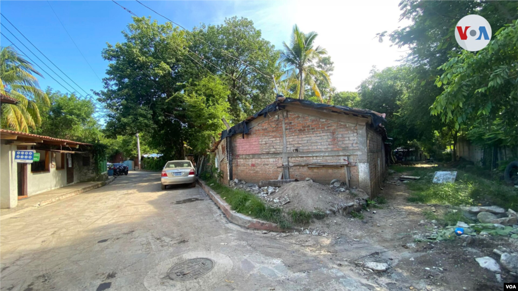 El Zonte a&#250;n mantiene calles sin pavimentar. Las casas son de l&#225;mina o bloque de concreto.