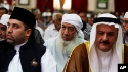7月5日在巴格达一个清真寺参加星期五逊尼派-什叶派联合祈祷活动的穆斯林。