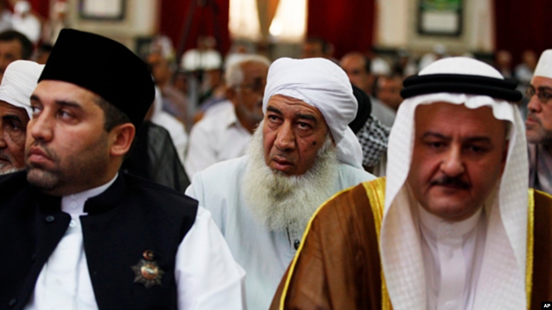 Những người tham gia buổi lễ cầu nguyện chung của hai nhóm Hồi giáo Sunni-Shia tại nhà thờ Hồi giáo Abdul-Qadir al-Gailani ở Baghdar, 5/7/2013.
