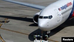 Sebuah pesawat Malaysia Airlines diparkir di bandara internasional Kuala Lumpur, Malaysia (19/7).