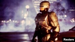 El policía cibernético RoboCop en una versión de televisión en la década de 1990.