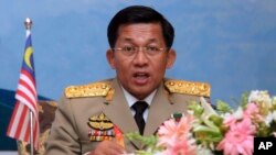 Jenderal Min Aung Hlaing berbicara pada jurnalis pada sebuah pertemuan dengan kepala-kepala pertahanan ASEAN di Naypyitaw, Myanmar, Maret 2014. 