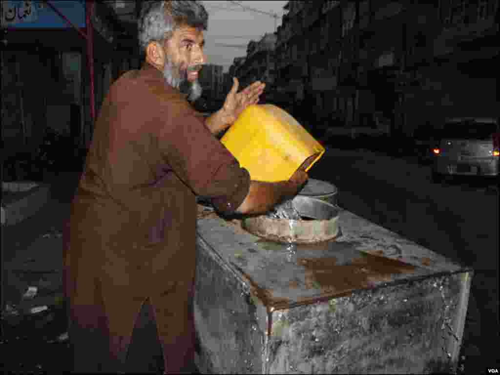مختلف افراد گھروں پر پانی پہنچاکراپنا روزگار حاصل کرتے ہیں۔