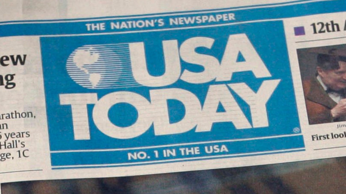 Usa today газета. Девушка с газетой ретро. The sun newspaper. I handed betsy today s newspaper. I handed betsy today s newspaper.