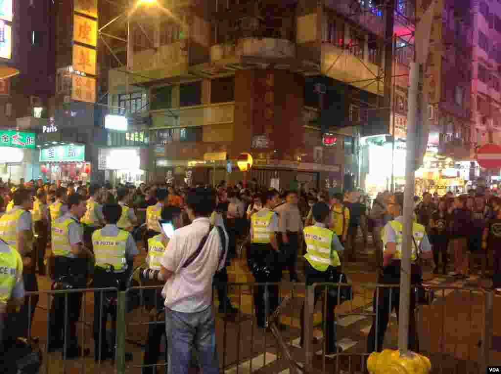 香港占领人士在旺角占领区砵兰街与警方对峙 (美国之音海彦 拍摄)