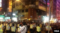 香港占领人士在旺角占领区砵兰街与警方对峙