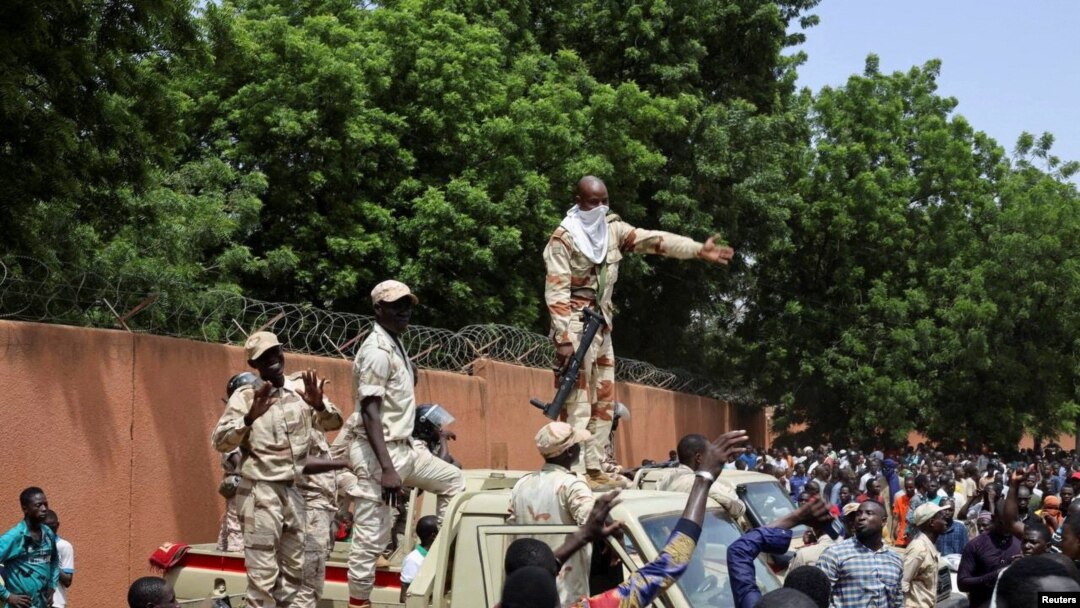 Pasukan keamanan Niger bersiap membubarkan para demonstran pro-Junta yang berkumpul di luar Kedutaan Besar Prancis di Niamey, Ibu Kota Niger, Minggu, 30 Juli 2023. (Foto: Souleymane Ag Anara/Reuters)