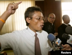 Pollycarpus Budihari Priyanto berbicara kepada para wartawan di Pengadilan Negeri Jakarta Pusat, 16 Agustus 2007.