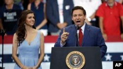 Republikanac Ron DeSantis na mitingu u Floridi.