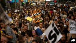 Orang-orang berpawai untuk berunjuk rasa menuntut pemerintah Spanyol memenuhi janjinya untuk memberikan perlindungan kepada pengungsi di Madrid, 17 Juni 2017 (foto: AP Photo/Francisco Seco)