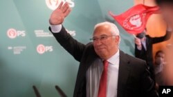 Premijer Portugala Antonio Kosta maše pristalicama nakon objavljivanja rezultata izbora, u Lisabonu, 31. januara 2022.