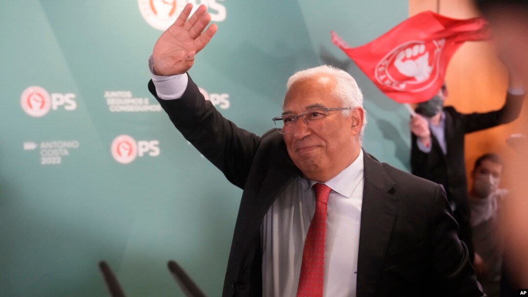 Premijer Portugalije Antonio Kosta maše pristalicama nakon objavljivanja rezultata izbora, u Lisabonu, 31. januara 2022.