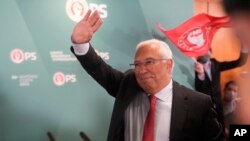 PM Portugal Antonio Costa melambaikan tangan kepada para pendukungnya, menyusul diumumkannya kemenangan Partai Sosialis kiri-tengah Portugal dalam pemilihan umum, di Lisbon, 31 Januari 2022. (AP/Armando Franca)