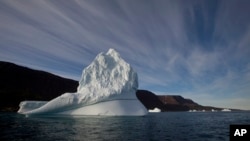 Sebuah gunung es mengambang dekat Qeqertarsuaq, Pulau Disko, Greenland, 21 Juli 2011.