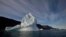 Sebuah gunung es mengambang dekat Qeqertarsuaq, Pulau Disko, Greenland, 21 Juli 2011.