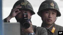 지난 5월 판문점 북측 지역에서 남측을 향해 사진을 찍는 북한 병사들. (자료 사진)