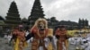 Para penari membawakan tarian Sidakarya dalam doa bersama untuk mengucap syukur dan memohon berkah saat pelaksanaan kelaziman baru atau "new normal" di Pura Besakih, Karangasem, Bali, 5 Juli 2020. (Foto: Reuters)