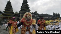 Para penari membawakan tarian Sidakarya dalam doa bersama untuk mengucap syukur dan memohon berkah saat pelaksanaan kelaziman baru atau "new normal" di Pura Besakih, Karangasem, Bali, 5 Juli 2020. (Foto: Reuters)