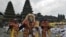 Para penari membawakan tarian Sidakarya dalam doa bersama untuk mengucap syukur dan memohon berkah saat pelaksanaan kelaziman baru atau "new normal" di Pura Besakih, Karangasem, Bali, 5 Juli 2020. (Foto: Reuters)