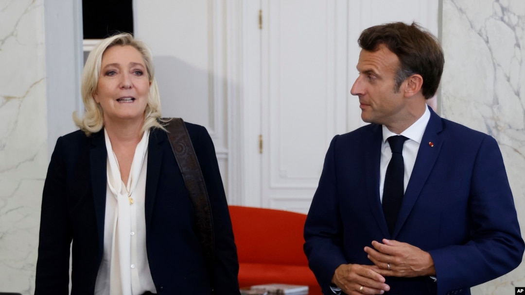 Tổng thống Pháp Emmanuel Macron (phải) gặp bà Marine Le Pen, lãnh đạo đảng NR cực hữu của Pháp, tại Cung điện Elysee vào ngày 21/6/2022 ở Paris. 