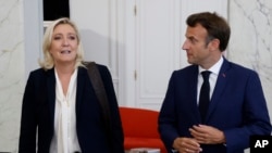 Tổng thống Pháp Emmanuel Macron (phải) gặp bà Marine Le Pen, lãnh đạo đảng NR cực hữu của Pháp, tại Cung điện Elysee vào ngày 21/6/2022 ở Paris. Hai người đang là đối thủ cạnh tranh quyết liệt trong cuộc bầu cử Pháp năm nay.