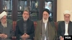 Predsjednik afganistana Hamid Karzai (drugi sa lijeva) sa novim predsjednikom Visokog mirovnog vijeća Afganistana Burhanuddinom Rabbanieje (drugi sa desna)