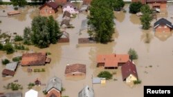 Foto udara kota Orasje, di Bosnia-Herzegovina, yang dilanda banjir hari Minggu (18/5). 