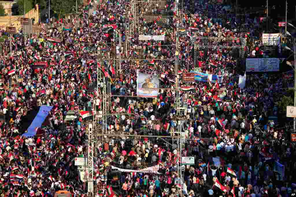 Dadka ka soo horjeeda Morsi oo ku dibadbaxaya aqalka madaxtooyada ee Qaahira, July 26, 2013. 