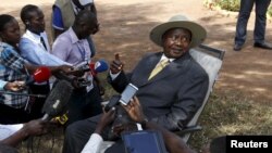 Le président ougandais Yoweri Museveni tient une conférence de presse à Kirihura, dans l'ouest de l'Ouganda, 18 février 2016.
