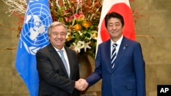 El secretario general de la ONU, Antonio Guterres, (izquierda) y el primer ministro japonés, Shinzo Abe, posan para una foto antes de su reunión en la residencia oficial de Abe en Tokio, el jueves, 14 de diciembre de 2017.