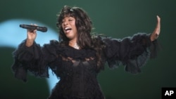 Donna Summer performs at the conclusion of the Nobel Peace concert in Oslo