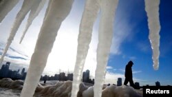 Picos de hielo a lo largo de la playa en Chicago frente al lago Michigan.