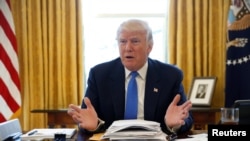 Presiden Trump saat diwawancarai oleh Reuters di kantor Ovalnya di Gedung Putih, Washington DC, 23 Februari 2017. (Foto: dok).