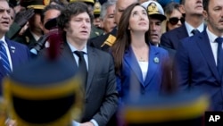 ARCHIVO - El presidente argentino Javier Milei y la vicepresidenta Victoria Villarruel asisten a la ceremonia de conmemoración del 42 aniversario del conflicto entre Argentina y Gran Bretaña por las Islas Malvinas o Malvinas, en Buenos Aires, Argentina, el 2 de abril de 2024. AP