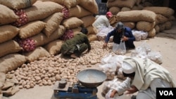 Potatoes to be sold in Jalalabad's main vegetable market are inspected and weighed, May 16, 2011.(Bethany Matta/VOA)