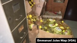 Échantillon d’huile végétale non-conforme saisie par les agents du ministère du commerce du Cameroun, le 4 février 2018. (VOA/Emmanuel Jules Ntap)