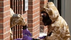 Specialistët e ushtrisë gjatë operacionit për pastrimin nga agjenti nervor Novichok në Salisbury (6 korrik 2018])